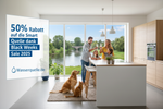 Lade das Bild in den Galerie-Viewer, Glückliche Familie Mann Frau und Kinder trinken Wasser mit Hund und Katze sitzt in der Küche mit fester Ausblick auf kleine Fluss - an der Wand große Aufschrift 50% Rabatt auf die Smart Quelle dank Black Weeks Sale 2025 großes Schild an der Küchen Wand von Wassserquelle.de