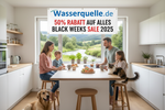 Lade das Bild in den Galerie-Viewer, Glückliche Familie mit Hund und Katze sitzt in der Küche mit fester Ausblick auf kleine Fluss - an der Wand große Aufschrift 50% Rabatt auf alles dank Black Weeks Sale 2025 großer Hinweis an der Wand Wassserquelle.de