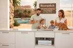 Lade das Bild in den Galerie-Viewer, In der Wüste mähe einer Oase in der Küche glückliche Familie mit Mann Frau, Kinder und Hund & Katze schöpfen Wasser und trinken aus Wasserfilter Direktflow Power Quelle mit drei Wege Wasserhahn unter dem Waschbecken der Küche Weiß & kompakt schmal liegend unter der Küchenleiste - mit großem Schild an der Wand Wasserquelle.de und 50% Rabatt auf alles von Wasserquelle.de dank Black Week