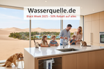 Lade das Bild in den Galerie-Viewer, In der Wüste mit einen Blick auf Oase in der Küche glückliche Familie mit Mann Frau, Kinder und Hund & Katze schöpfen Wasser und trinken aus Wasserfilter Direktflow Power Quelle mit 3 Wege Wasserhahn unter dem Waschbecken der Küche - mit großer Aufschrift an der Wand Wasserquelle.de und Black Week 2025 - 50% Rabatt auf alles