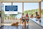 Lade das Bild in den Galerie-Viewer, Glückliche Familie mit Hund und Katze sitzt in der Küche mit fester Ausblick auf kleine Fluss - an der Wand große Aufschrift 50% Rabatt auf Circle Wasserquelle dank Black Weeks Sale 2025 großes Schild an der Wand von  Wassserquelle.de
