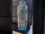 Laden und Abspielen von Videos im Galerie-Viewer, 0,5 L Flasche BPA frei aus Tritan ( Kavodrink ) mit Liebesbotschaft &quot; Jesus liebt dich &quot; 🫶🕊️🙏
